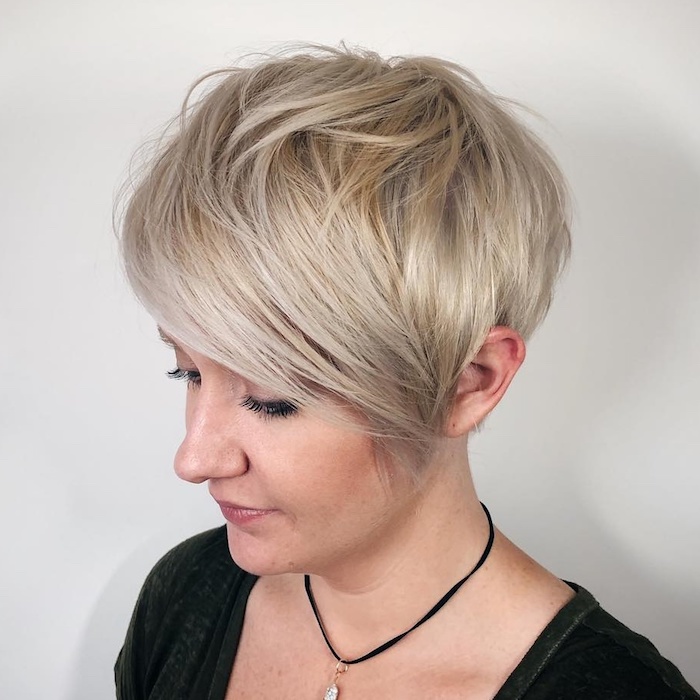 28 coupe idéale cheveux fins blonde platinee femme avec un colier et une blouse noire