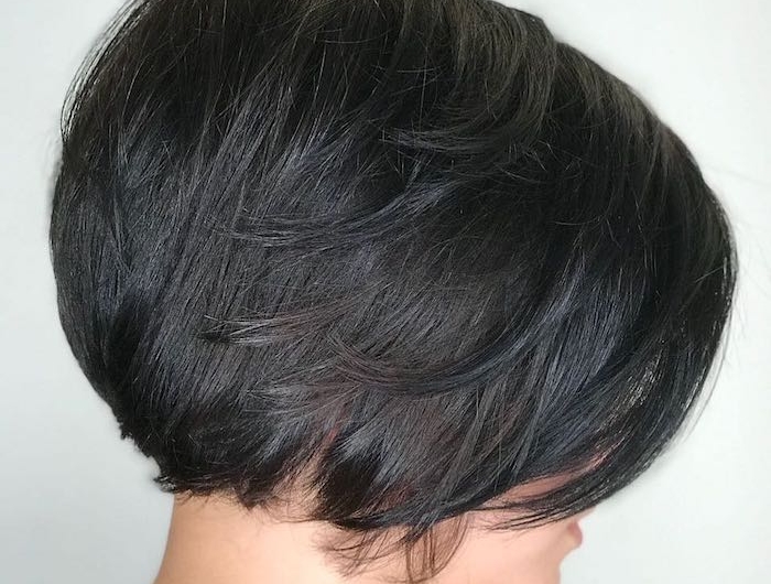 34 coupe idéale cheveux fins noir fonce coiffure en couches pour une femme