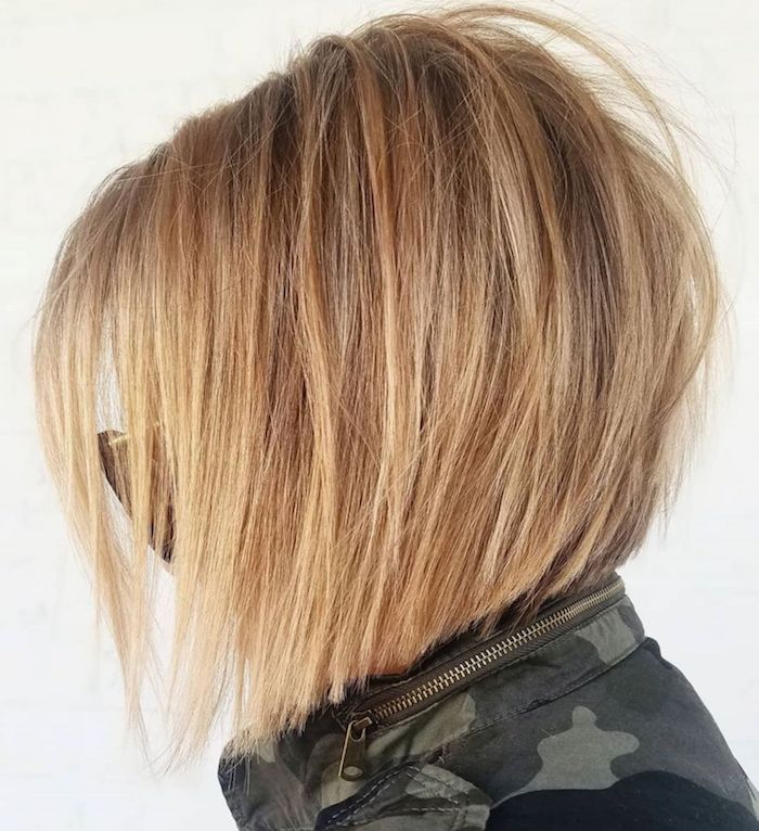 coupe courte femme cheveux fins femme blonde avec des lunettes de soleil