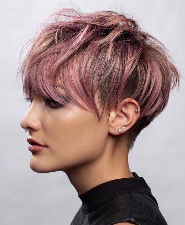 9 coupe pour cheveux fins et raides coiffure pour un couleur rose jeune femme avec piercing au nez 1