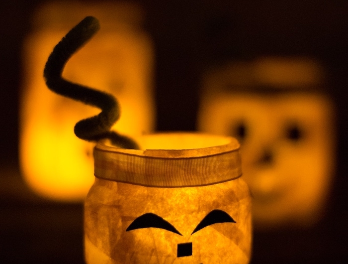 activités manuelles halloween fabriquer un photophore halloween en pot de verre décoré papier maché avec bougie à l intérieur