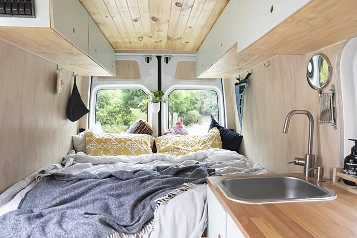 amenagement camping car climatisation travaux charges van vie cuisine évier revêtemet murs et plafond bois clair