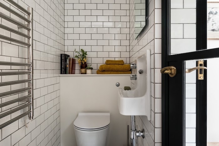 amenagement de bureau avec une salle d eau et toilette des carreaux blanches et porte noir
