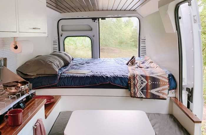 amenagement fourgon camping car déco petit espace revêtement plafond bois espace repas comtpoir bois meuble blanc