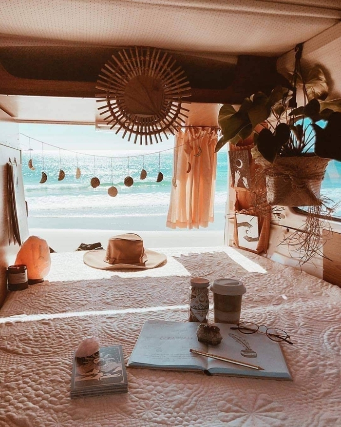 amenagement fourgon camping car décoration bohème chic miroir soleil jeté lit beige motifs relief fleurs rideaux orange pastel