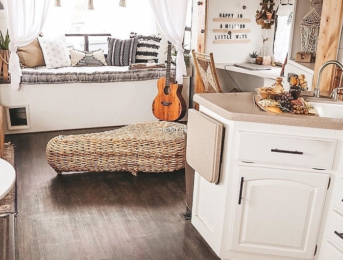amenagement fourgon rideaux macramé noeuds tapis jute revêtement sol bois déco petit espace cuisine blanche meubles