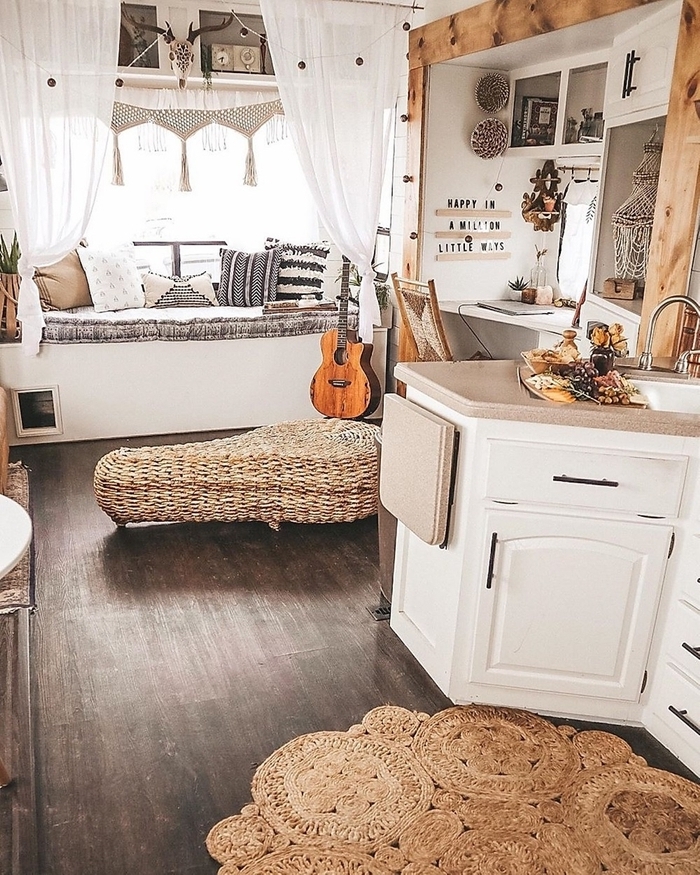 amenagement fourgon rideaux macramé noeuds tapis jute revêtement sol bois déco petit espace cuisine blanche meubles
