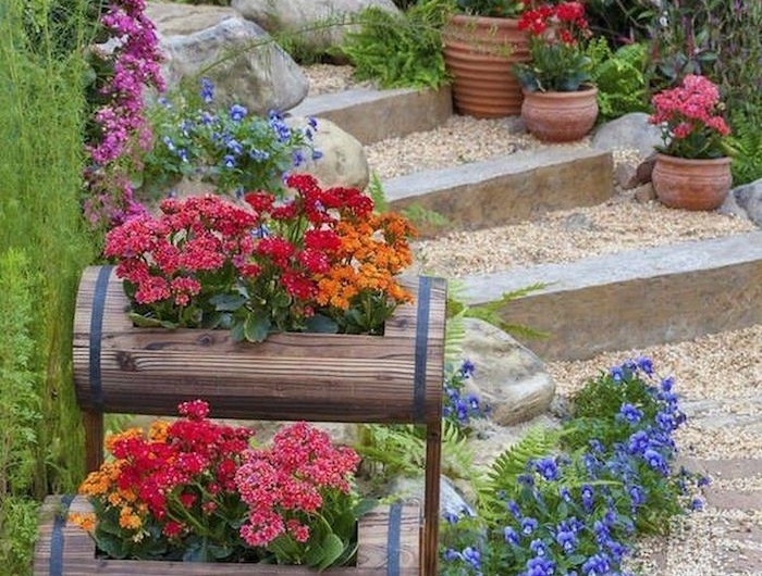aménagement cour extérieur construction des escaliers et des pots a fleurs originals