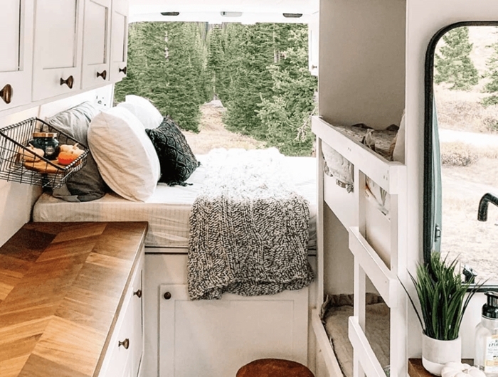 aménager un van en camping car meubles blancs plan de travail cuisine bois et blanc tabouret coussin déco cocooning