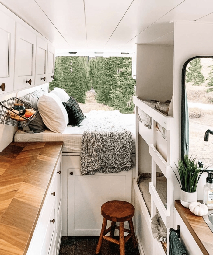 aménager un van en camping car meubles blancs plan de travail cuisine bois et blanc tabouret coussin déco cocooning