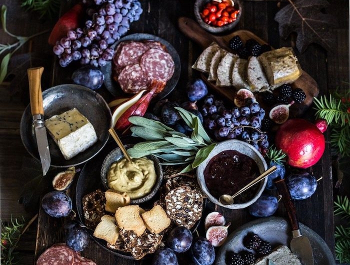 apero dinatoire halloween idee de service table de fromages saucisses et fruitss