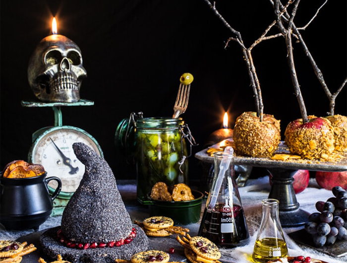apero dinatoire halloween un vaste assortiment des amuses bouche une table decore avec chapeau de sorciere
