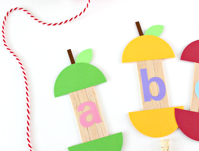 apprendre l alphabet avec des batonnets de glace transformés motif pomme avec lettres de l alphabet colorés activité 6 8 ans bricolage facile et rapide