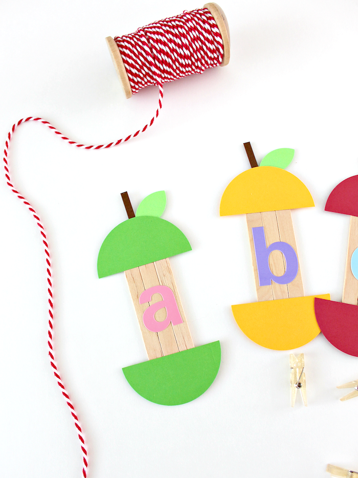 apprendre l alphabet avec des batonnets de glace transformés motif pomme avec lettres de l alphabet colorés activité 6 8 ans bricolage facile et rapide