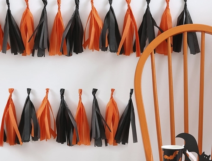 art papier guirlande diy glands franges orange et noir decoration halloween maison chaise bois marron chauve souris papier