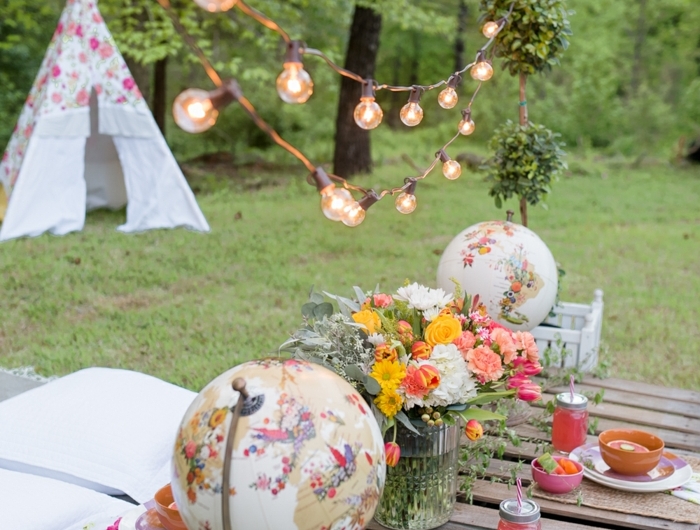 au jardin décorer style bohème chic guirlande lumineuse globus deco recup mariage automne deco automne a faire soi meme table en palettes