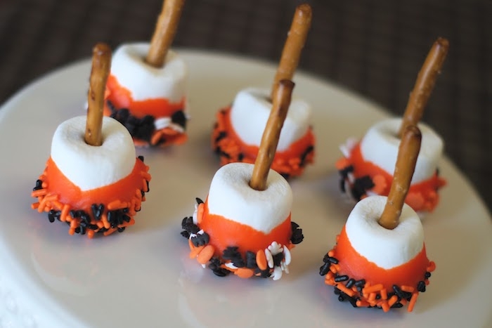 balais de sorciere en guimauve marshmallow au chocolat orange avec des vermicelles pepites chocolat et bretzel baton idee repas halloween simple