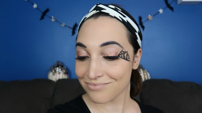 bandana technique déguisement femme halloween maison visage dessin toile araignée crayon yeux maquillage halloween araignée