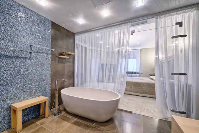 banquette bois carrelage aspect béton éclairage led chambre avec salle de bain rideaux blancs peinture murale vert de gris