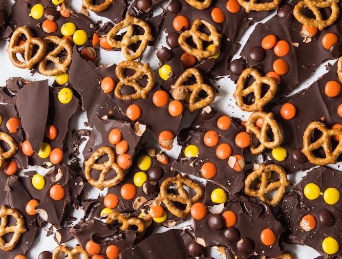 barres de chocolat couleur marron jaune et orange de bonbons et des bretzels idée recette halloween facile