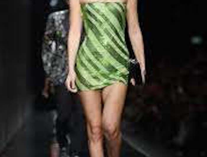 bella hadid défilé de mode .portant une robe mini bustier vetement femme chic inspiration pour les années 2000