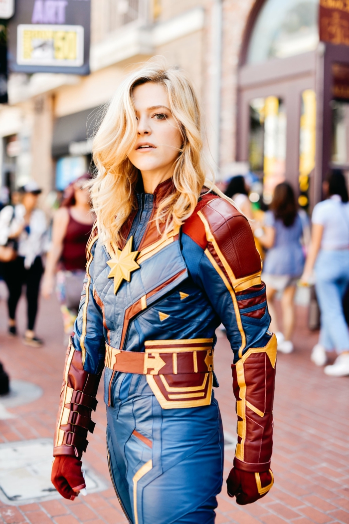 belle femme blonde captain marvel costume cosplay idée déguisement film culte