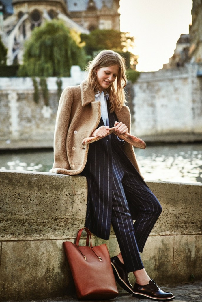 belle fille gaminne vestiaire des parisiennes style parisienne vetements bcbg sac a main brun tailleur rayé manteau beige