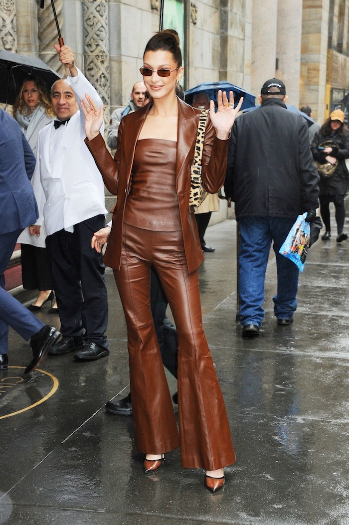 bellla hadid tout en cuir marron top courte veste et pantalon deguisement année 2000 retro chique première
