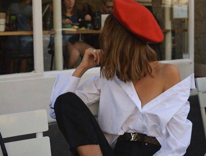 beret rouge chemise blanche jean noir et bottines look bcbg vestiaire des parisiennes tenue classe femme