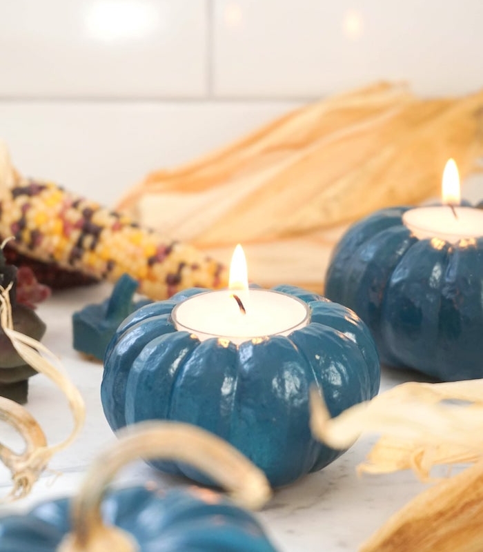 bougeoir halloween original a faire soi meme dans mini potimarron repeint en bleu avec bougie à l intérieur