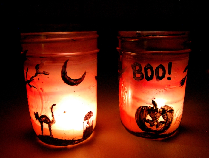 bricolage halloween adulte peindre des silhouettes motifs halloween sur pot en verre repeint à l interieur pour faire diy halloween lanterne