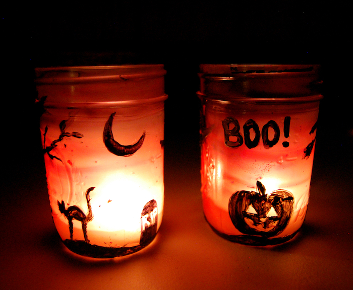bricolage halloween adulte peindre des silhouettes motifs halloween sur pot en verre repeint à l interieur pour faire diy halloween lanterne