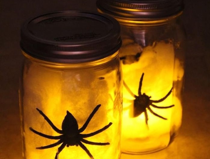bricolage halloween adulte pot en verre rempli de lumiere avec araignée et coton pour decorer pour halloween
