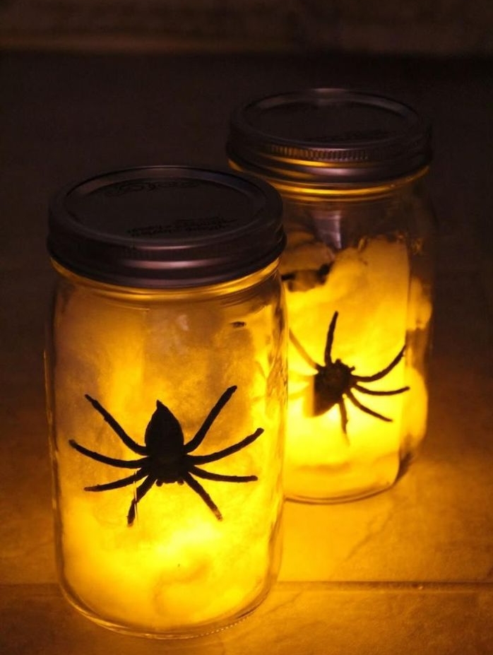 bricolage halloween adulte pot en verre rempli de lumiere avec araignée et coton pour decorer pour halloween