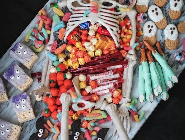 buffet d halloween sucre une squelette entoure des bonbons des sucreries idee de service