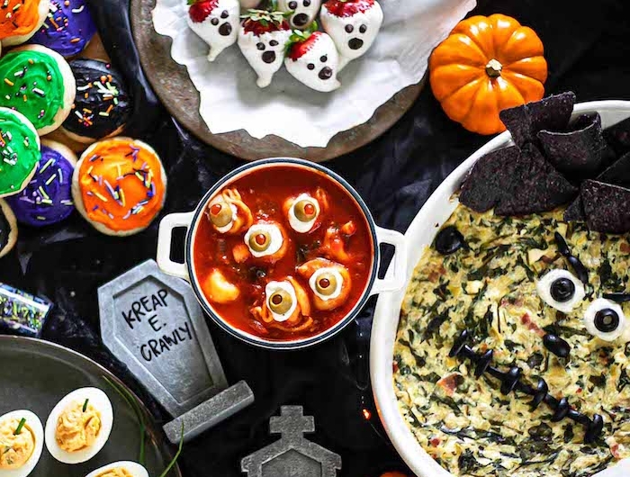 buffet halloween quiche lorraine oeufs farcis sauce de tomates et decoration de citrouilles
