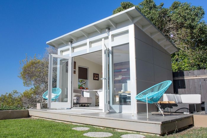 bureau de jardin blanc avec deux chaises bleus tres spacieux et lumineux idees d amenagement