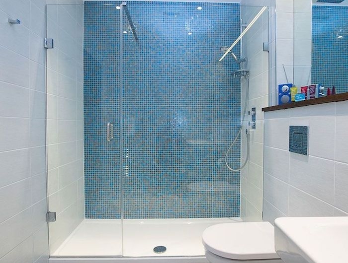 cabine de douche dans la salle d eau petite toilette carrelage en bleu