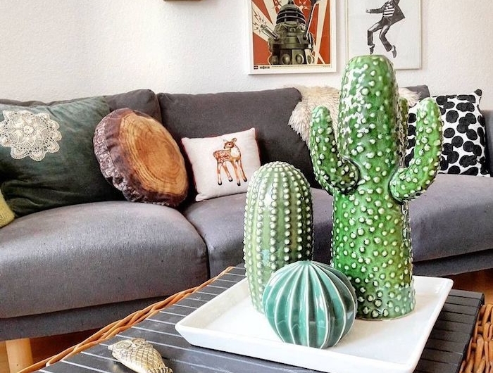cactus deco artificielle de figurines de cactus dans plateau assiette blanche canapé gris coussins décoratifs colorés