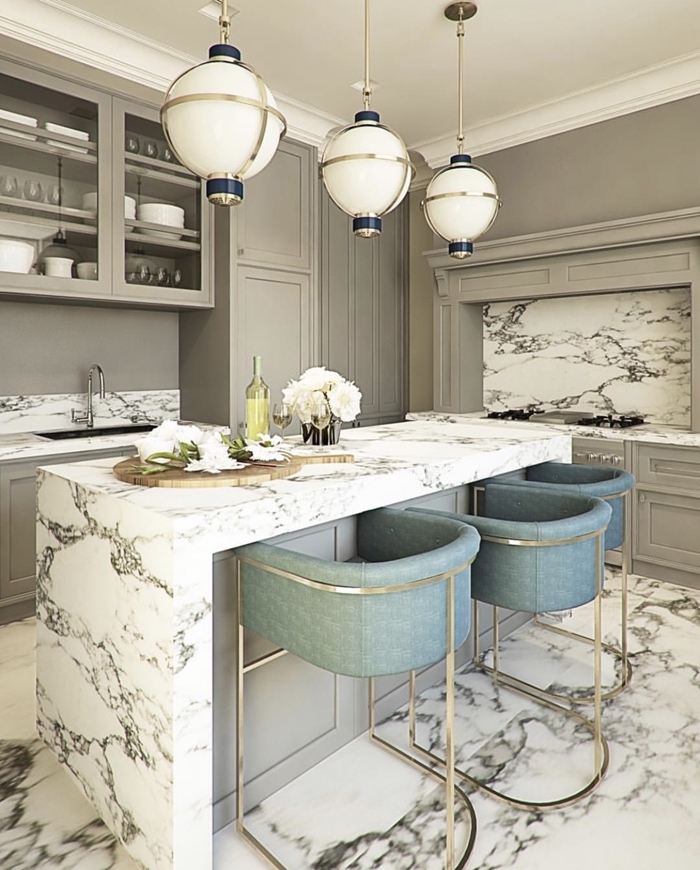 chaises de bar métal agencement de cuisine en l avec îlot central idée éclairage de cuisine plan de travail marbre blanc et gris