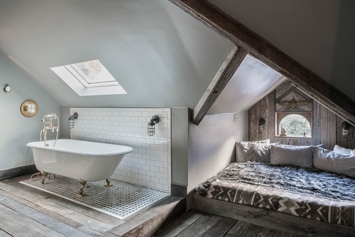 chambre avec salle de bain aménagement sous combles poutres apparentes bois décoration lit cocooning avec coussins