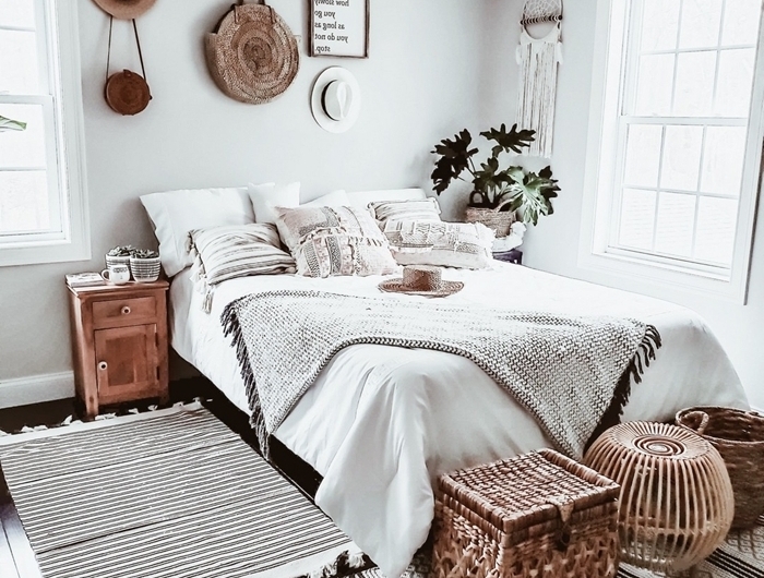 chambre boheme style minimaliste meubles bois fibre naturelle accessoire chapeau mur crochets sac main paille tapis franges