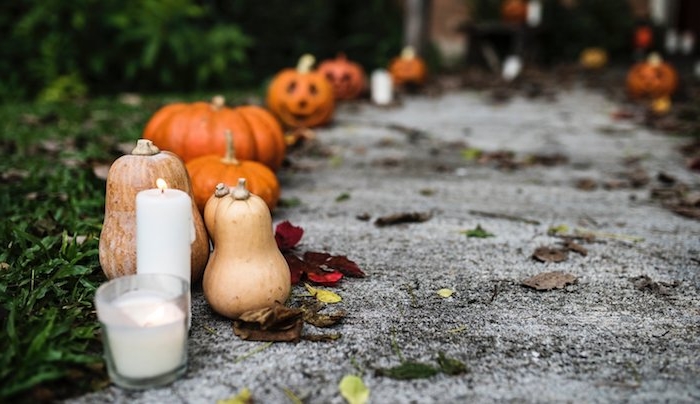 chemin de jardin bordure de jardin halloween en bougies et courges de taille variée déxoration halloween extérieur à fabriquer