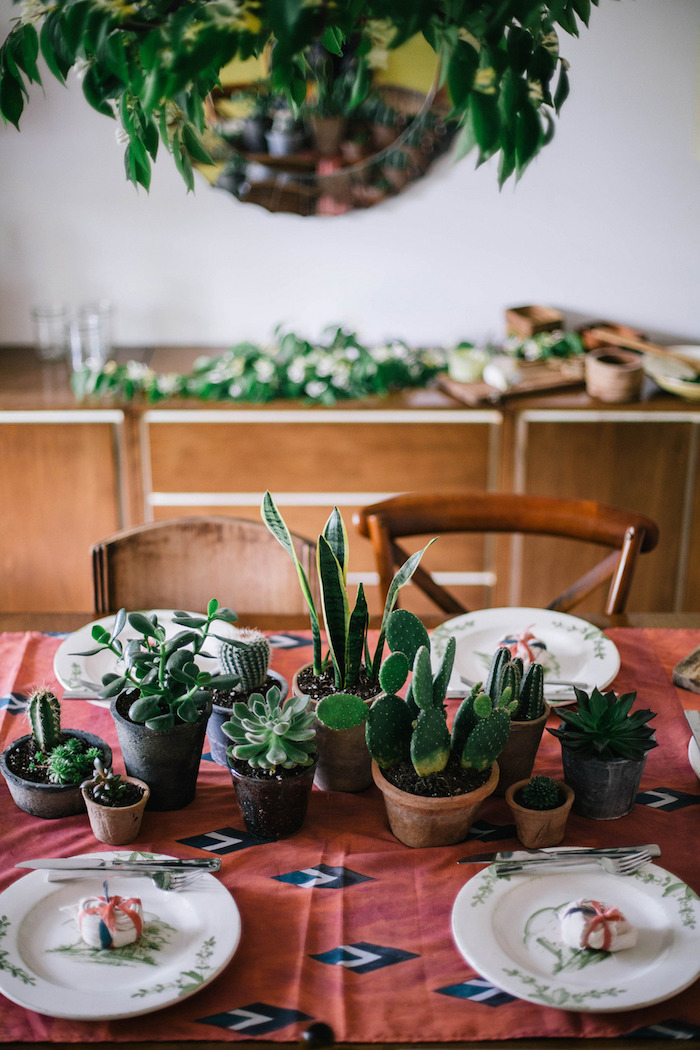 chemin de table en pots de cactus style mexicain sur nappe motif azteque plante d intérieur exotique