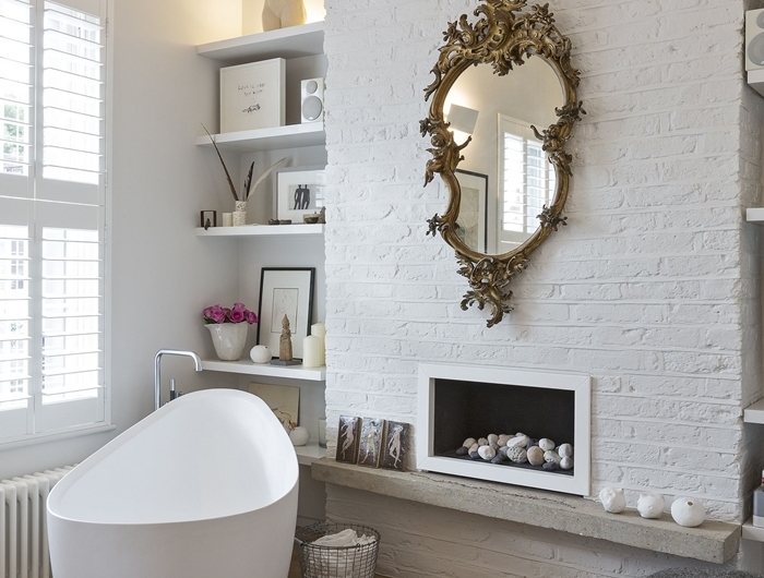 cheminée décorative revêtement briques blanches rangement mural étagère blanche suite parentale salle de bain pouf