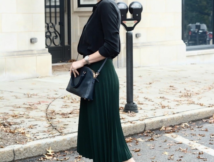 chic tenue automne midi jupe noire jupe longue plissée femme bien habillée tenue de jour avec bottines