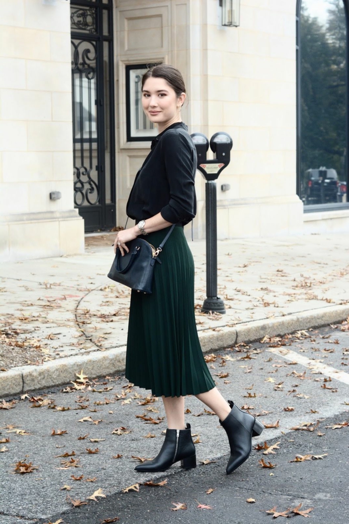 chic tenue automne midi jupe noire jupe longue plissée femme bien habillée tenue de jour avec bottines