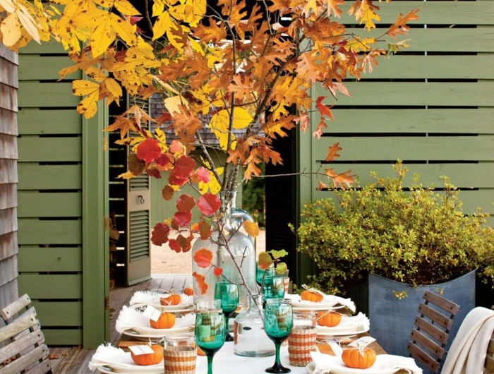 chouette idée soiree au jardin branches avec feuilles d automne bricolage automne facile déco table d automne occasion special