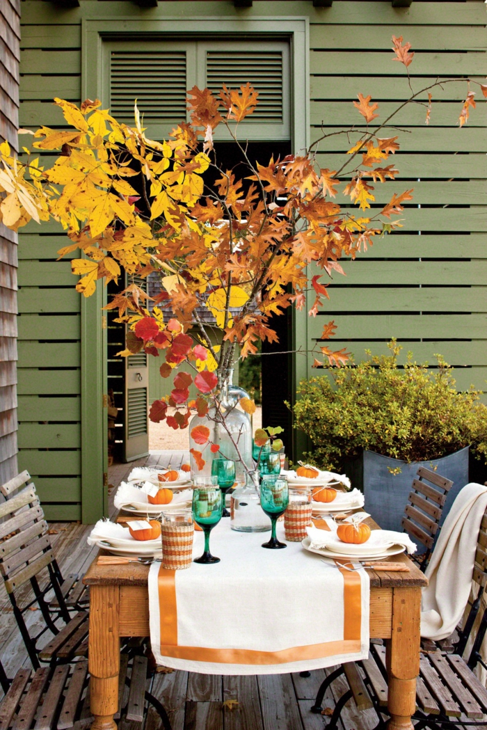 chouette idée soiree au jardin branches avec feuilles d automne bricolage automne facile déco table d automne occasion special