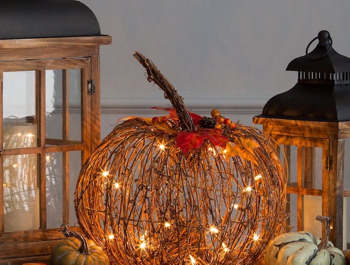 citrouille de branches avec deco feuilles d automne et guirlande lumineuse lanternes halloween exemple deco halloween fait main